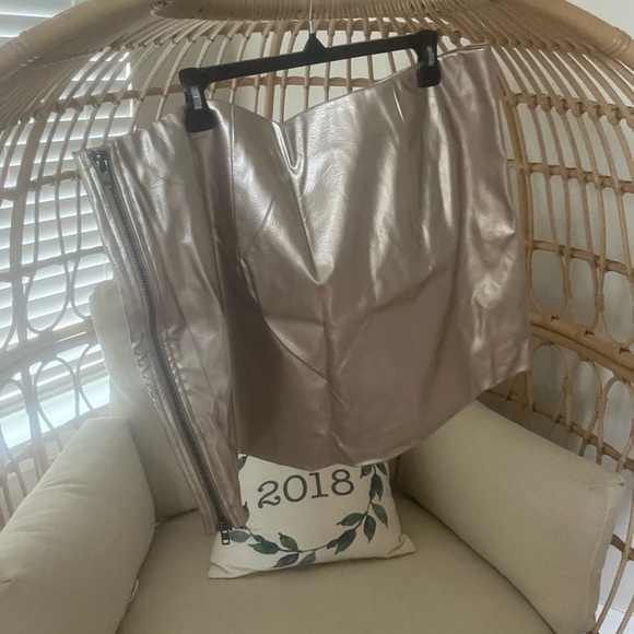 Skirt with side zipper closure - Picture 3 of 3